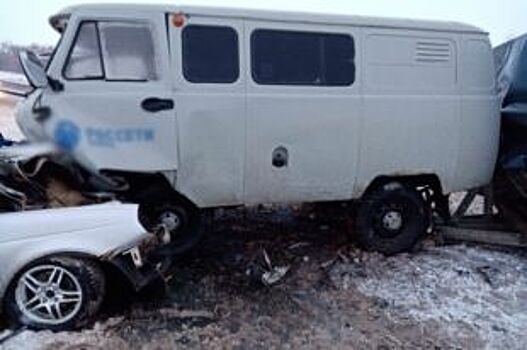 В Оренбуржье в лобовом столкновении «УАЗ» и «Лада Приора» погибли люди
