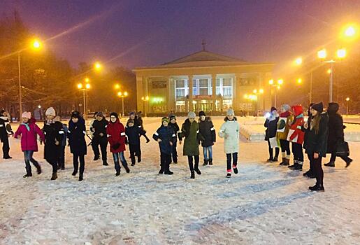 В Кирове танцующие школьники призвали пешеходов стать заметнее на дороге