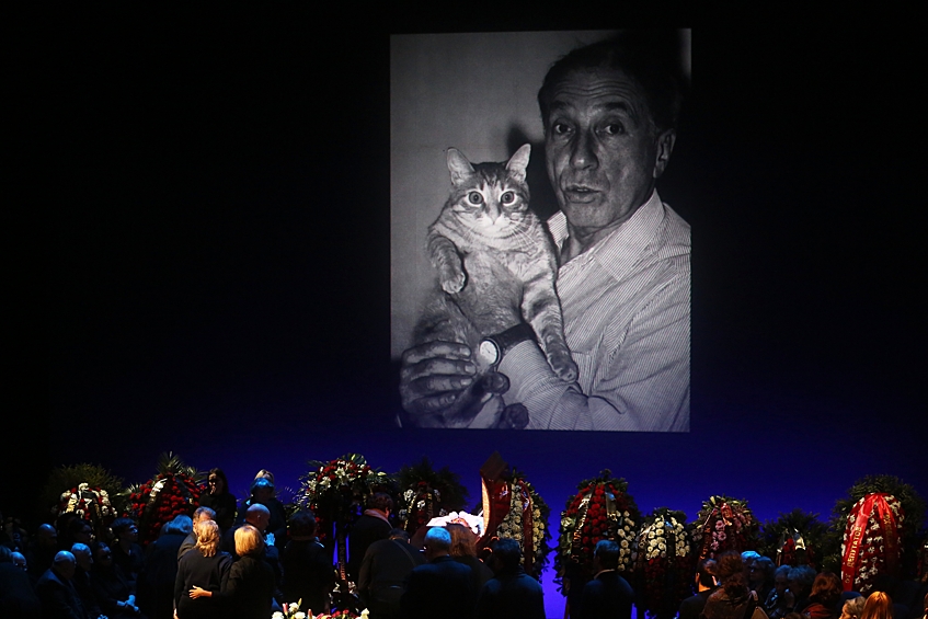  В Театре имени Моссовета Юрский служил с 1987 года. Сначала был актером, а затем выступил в роли режиссера нескольких постановок. С 1991 года артист одновременно играл и ставил спектакли на сцене театра "Школа современной пьесы"