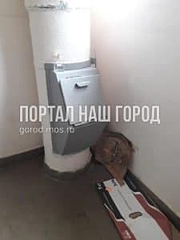 В подъезде дома на Шереметьевской отмыли лестницу