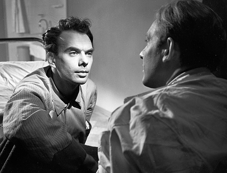 Алексей Баталов (слева) в роли Гусева и Иннокентий Смоктуновский в роли Ильи (справа) в фильме "9 дней одного года", 1962