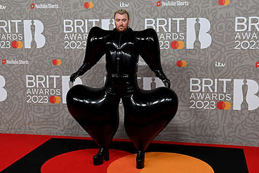Сэм Смит в надувном комбинезоне из латекса посетил премию Brit Awards
