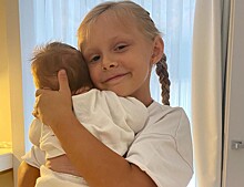 Поцелуи в макушку: 7-летняя дочь Марии Горбань нянчится с 6-месячным братом