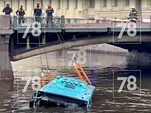 Подъем автобуса из реки Мойки в Петербурге попал на видео