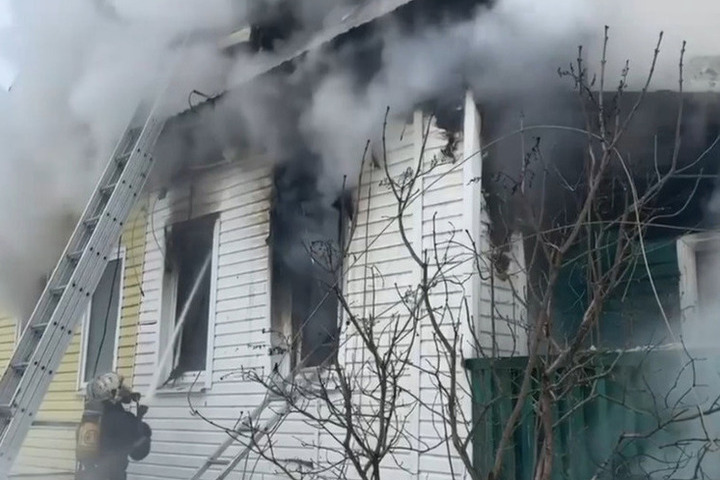Женщина и ее внучка погибли в пожаре в частном доме в российском городе