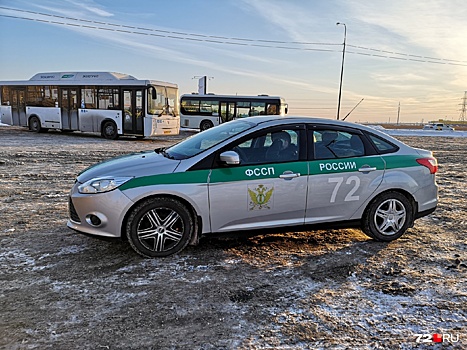 Арестованный автобус и сбежавший с места маршрутчик: смотрим на утренний рейд приставов в Тюмени