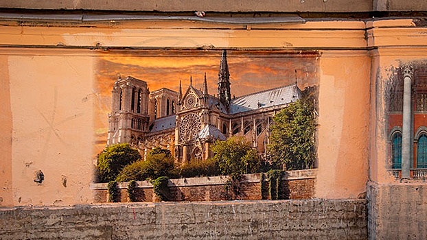 В Петербурге появилась фреска с изображением Нотр-Дама до пожара