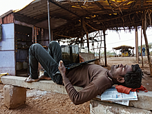 Мужчина из Индии спит 300 дней в году