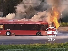 В Казани на ходу вспыхнул автобус с людьми