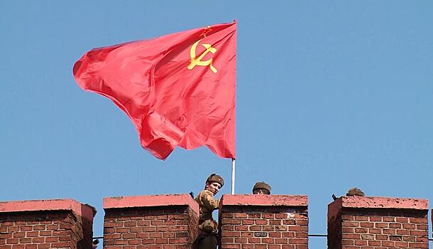 На Башне Дона в Калининграде развивается знамя Победы