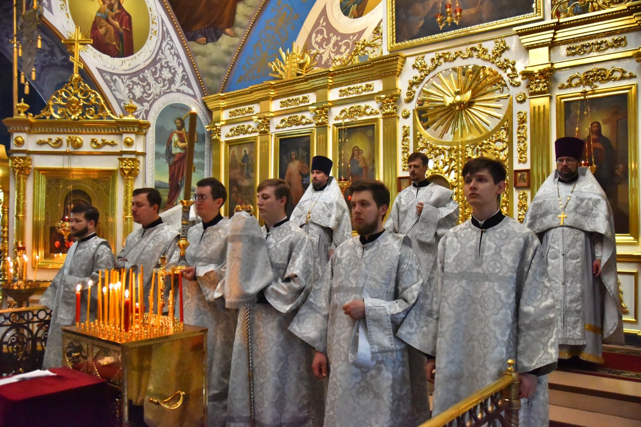 На Радоницу митрополит Петр совершил заупокойную Божественную литургию
