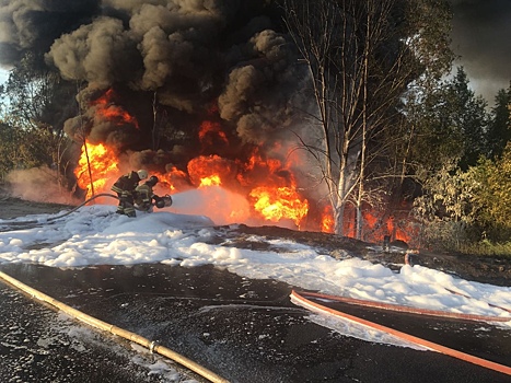 Цистерна с горючим загорелась на оживленной трассе в Нижегородской области (ВИДЕО)