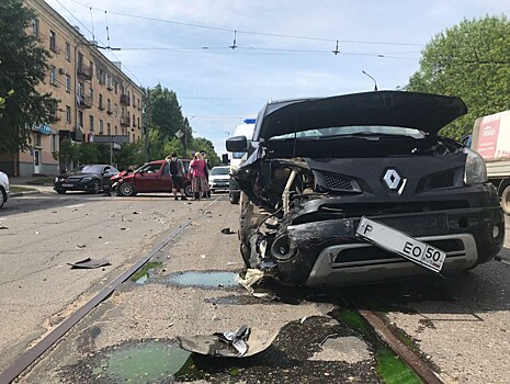 В центре Твери столкнулись две иномарки и "буханка"