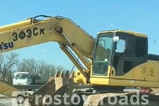 Осторожно, пробки: на трассе «Дон» с автовоза слетел экскаватор