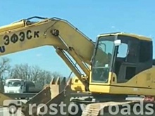 Осторожно, пробки: на трассе «Дон» с автовоза слетел экскаватор