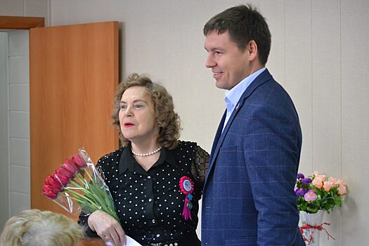 Владимир Бутенко поздравил с 8 марта прекрасную половину округа