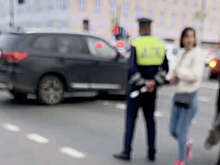 В Петербурге на видео попало, как мужчина тайно фотографировал гаишника