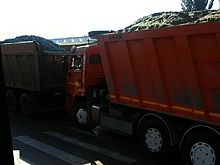 «Правила не для всех?»: самарцы пожаловались на КАМАЗы, которые паркуются на пешеходных переходах