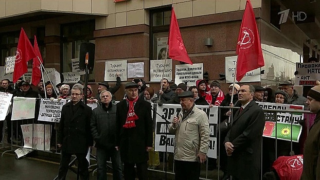 Акции протеста возле турецкого посольства в Москве и другие новости Первого канала