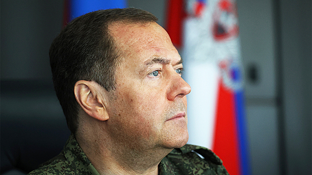 Медведев: Запад скупает товары за счет необеспеченных денег