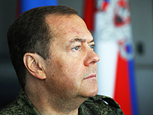 Медведев: Запад скупает товары за счет необеспеченных денег