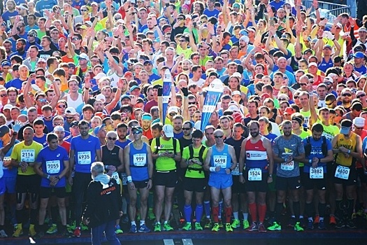 Около 450 бегунов из Таиланда вышли на старт Московского марафона