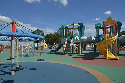 В Самаре строят новую площадку для детей между Полевым и Маяковским спусками