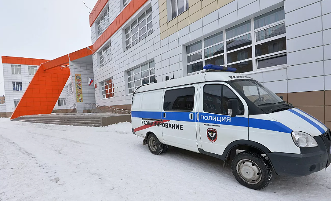 Школы Симферополя эвакуировали из-за "минирования"
