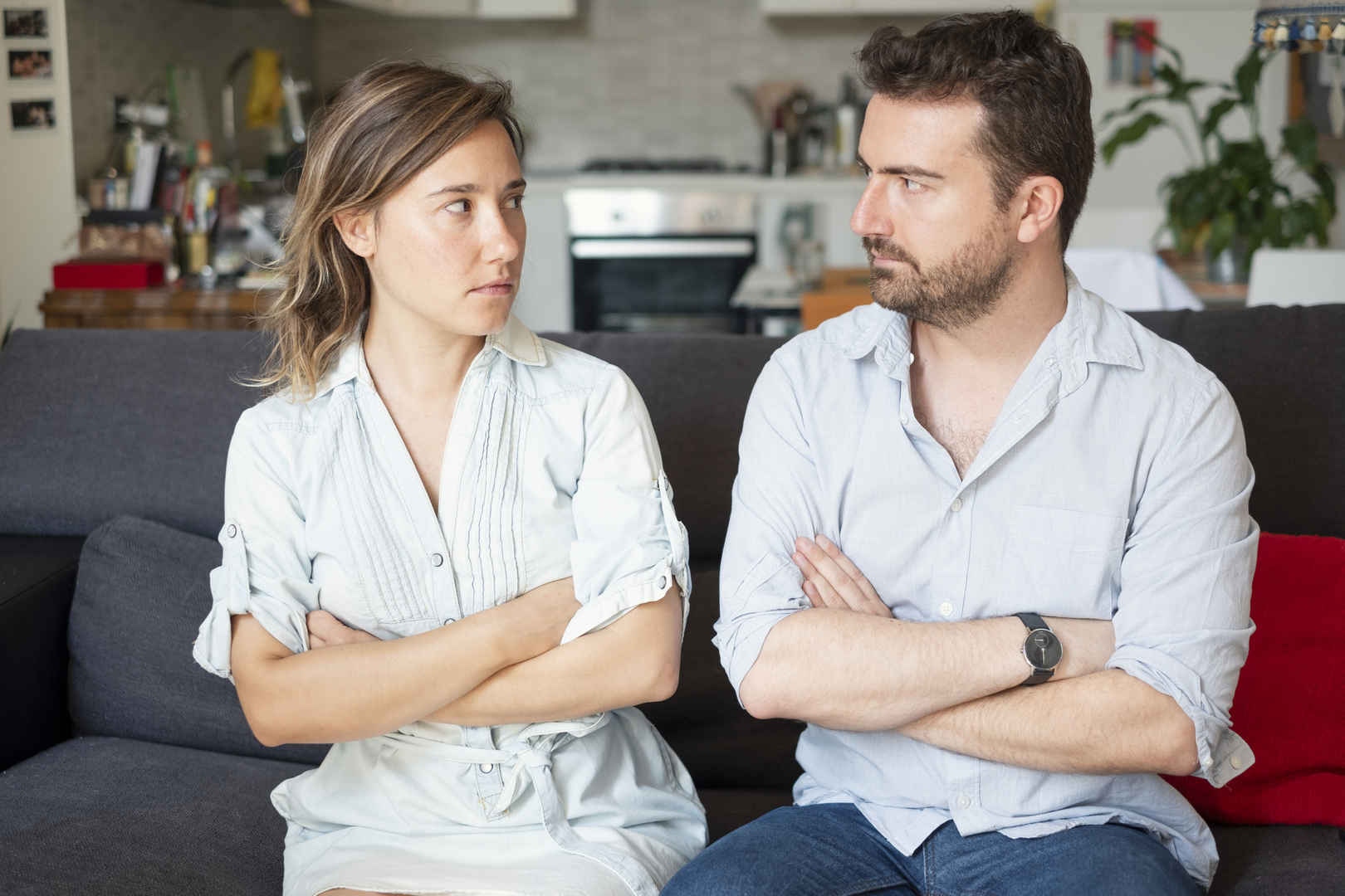 Психолог про измены. A couple arguing in the Kitchen.