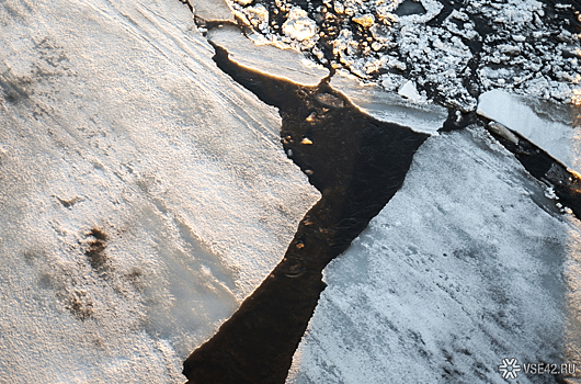 Треснувшая льдина унесла рыбаков от берега озера в Карелии