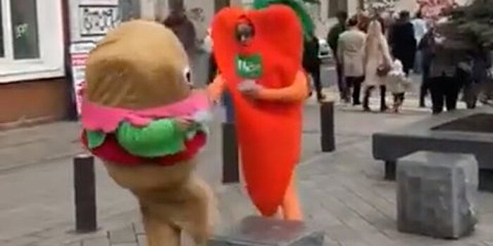 Морковь подралась с гамбургером в центре Владивостока