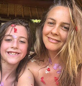 Звезда «Бестолковых» Алисия Сильверстоун призналась, что принимает ванну вместе со своим 9-летним сыном
