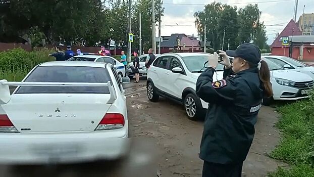 Экшн: полицейский запрыгнул на автомобиль во время задержание водителя в Костроме