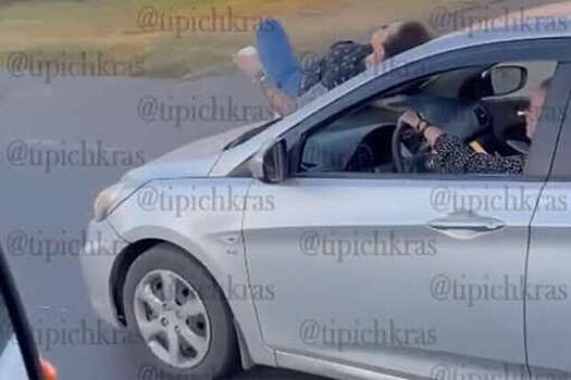 В Краснодаре девушка прокатилась на капоте автомобиля