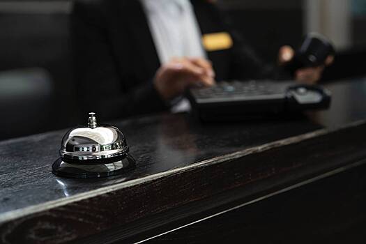 Гид получил по голове стулом от работников отеля из-за выставленного счета и не выжил