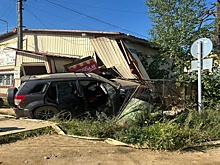 В Якутии пьяный водитель въехал на авто в здание магазина