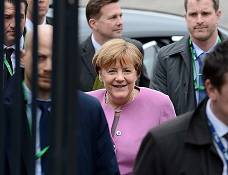 Меркель выразила надежду на победу Макрона на выборах во Франции
