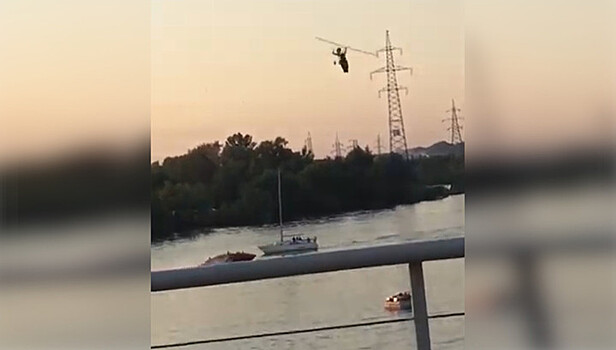 Появилось видео падения вертолета в подмосковную реку