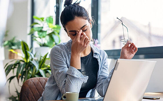 Люди назвали главную причину упадка сил на работе зимой