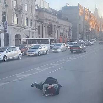 Водители автобусов подрались на дороге российского города и попали на видео