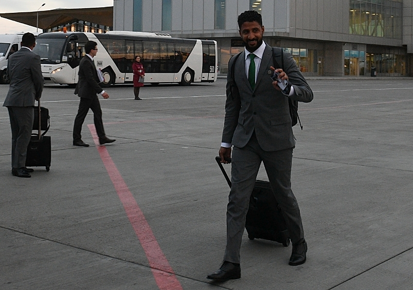 Игрок сборной Саудовской Аравии Мухаммед Аль-Увайс, прилетевший для участия в чемпионате мира по футболу FIFA-2018, в аэропорту Санкт-Петербурга.