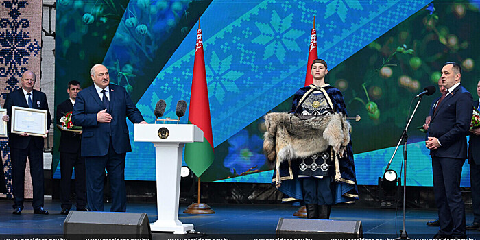 Лукашенко в Полоцке подарили боевой меч времен Всеслава Чародея