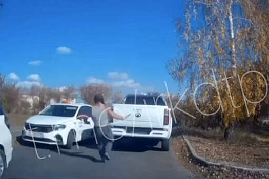 В Иркутске мужчина с ножом помял автомобиль и напугал учащихся школы