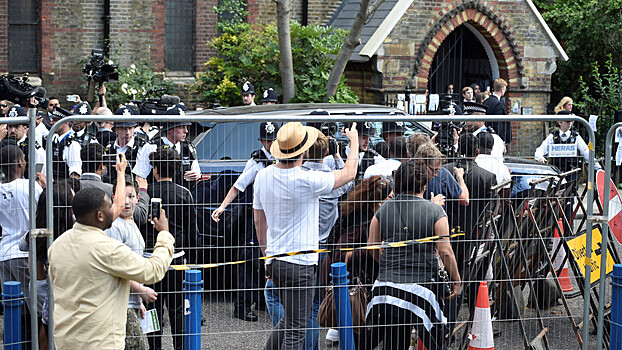 Мэй под эскортом полиции покинула акцию протеста в Лондоне