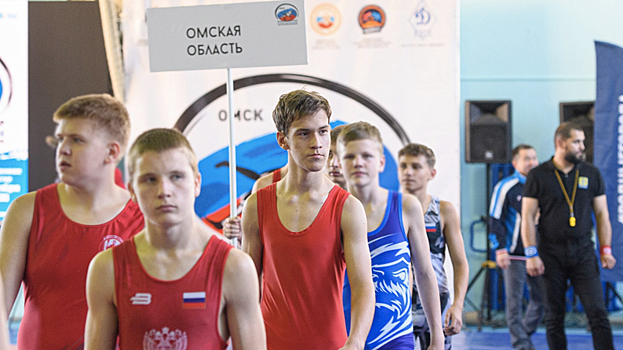 Омский НПЗ поддержал соревнования по греко-римской борьбе для подростков