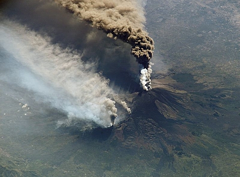 Вулкан Этна выбросил облако пепла