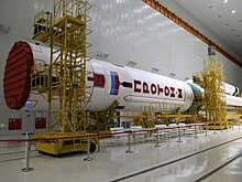 На космодроме Байконур завершается подготовка ракеты "Протон" к запуску