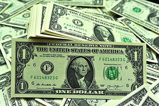 Средневзвешенный курс доллара снизился до 72,97 рубля
