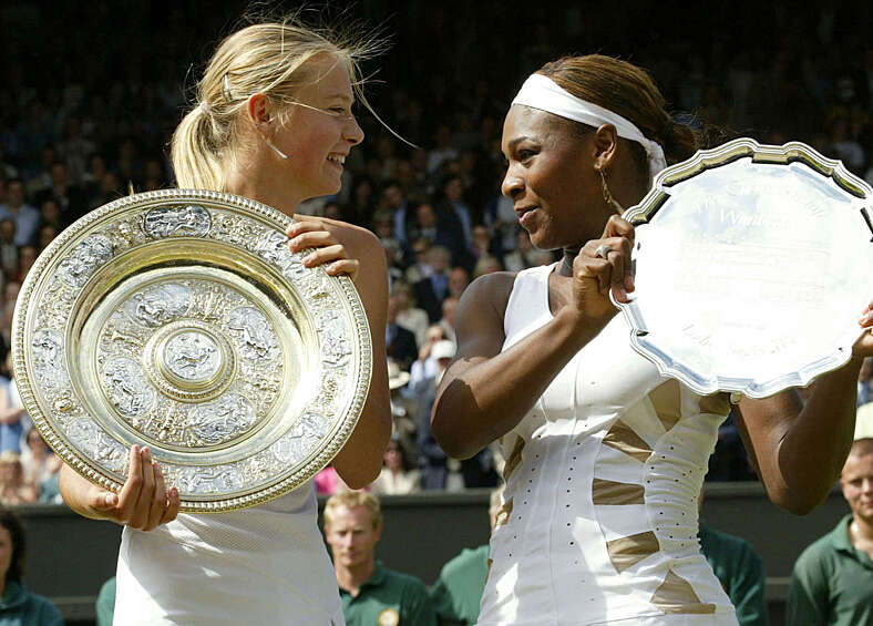 Мария Шарапова и Серена Уильямс с трофеями после финала Уимблдонского турнира, 2004 год Мария Шарапова стала первой россиянкой, выигравшей турнир Уимблдона