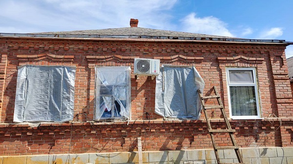 В селе Несветай у жителей повыбивало стекла в окнах в результате падения осколков БПЛА